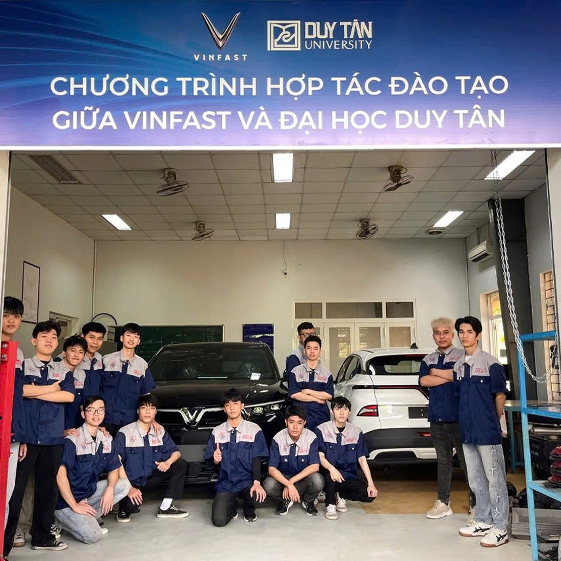 Sinh viên DTU hào hứng học tập cùng VF9 và VF6 của VinFast