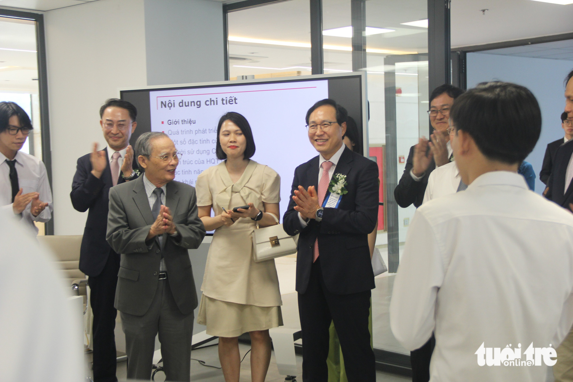 Ông Choi Joo Ho, tổng giám đốc Samsung Việt Nam (bìa phải) trò chuyện với các học viên chương trình Samsung Innovation Campus