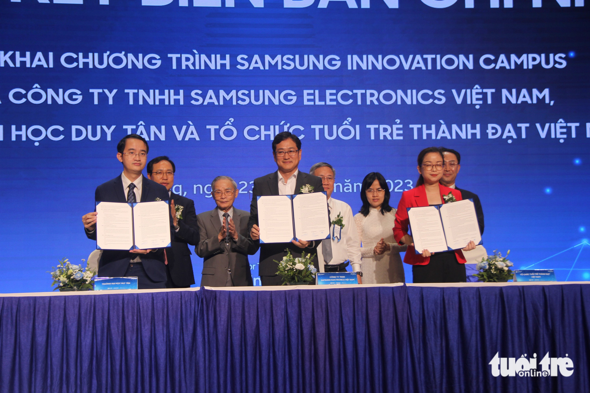Đại diện Tổ hợp Samsung Việt Nam, Tổ chức Tuổi trẻ thành đạt Việt Nam và Trường đại học Duy Tân ký kết triển khai chương trình Samsung Innovation Campus