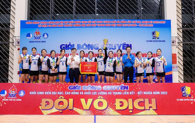 Đội Bóng chuyền nữ ĐH Duy Tân giành Huy chương Vàng cùng Cúp Vô địch