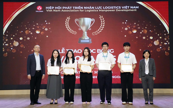 Sinh viên ĐH Duy Tân nhận Học bổng Tài năng VALOMA