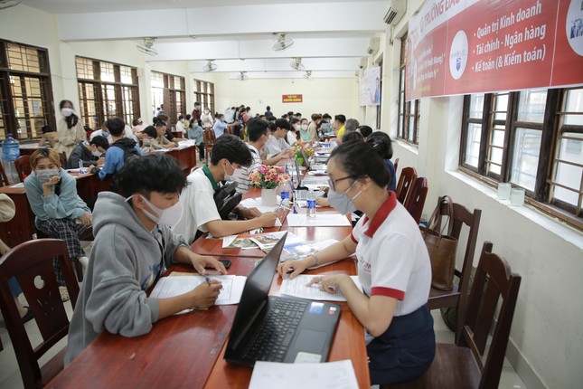 Đông đảo thí sinh đến ĐH Duy Tân đăng ký nhập học vào mùa tuyển sinh