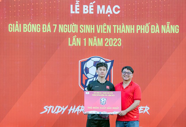 Cầu thủ Phạm Viết Khánh - ĐH Duy Tân nhận giải thưởng Thủ môn Xuất sắc nhất
