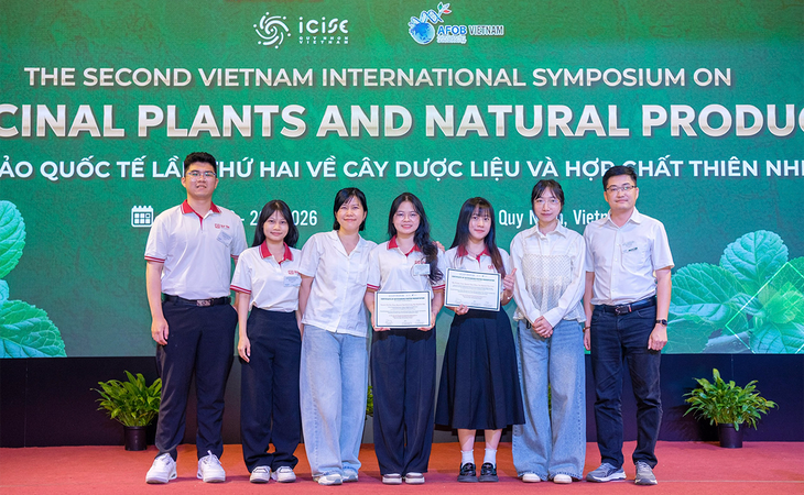 Nhóm sinh viên ĐH Duy Tân tại Hội nghị Quốc tế về Cây Dược liệu và Hợp chất Thiên nhiên