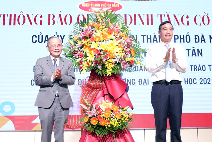 Chủ tịch UBND Thành phố Lê Trung Chinh tặng hoa chúc mừng ĐH Duy Tân