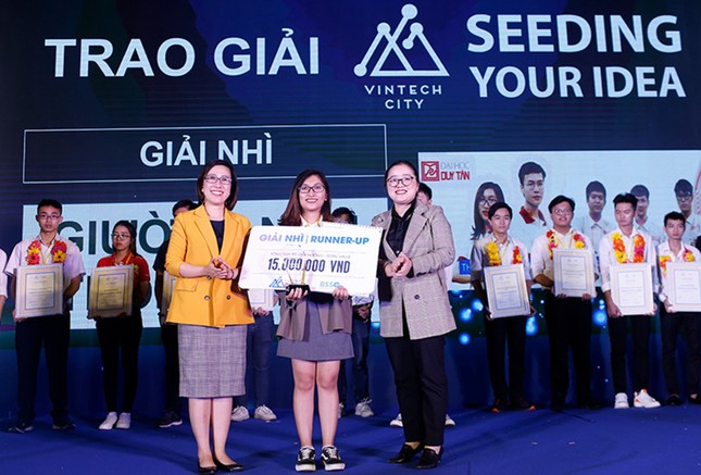 Lê Thị Thu Ngân - Thủ khoa đầu vào năm 2017 của ĐH Duy Tân khi (đạt 28,5/30 điểm) nhận giải Nhì tại “Seeding your idea”