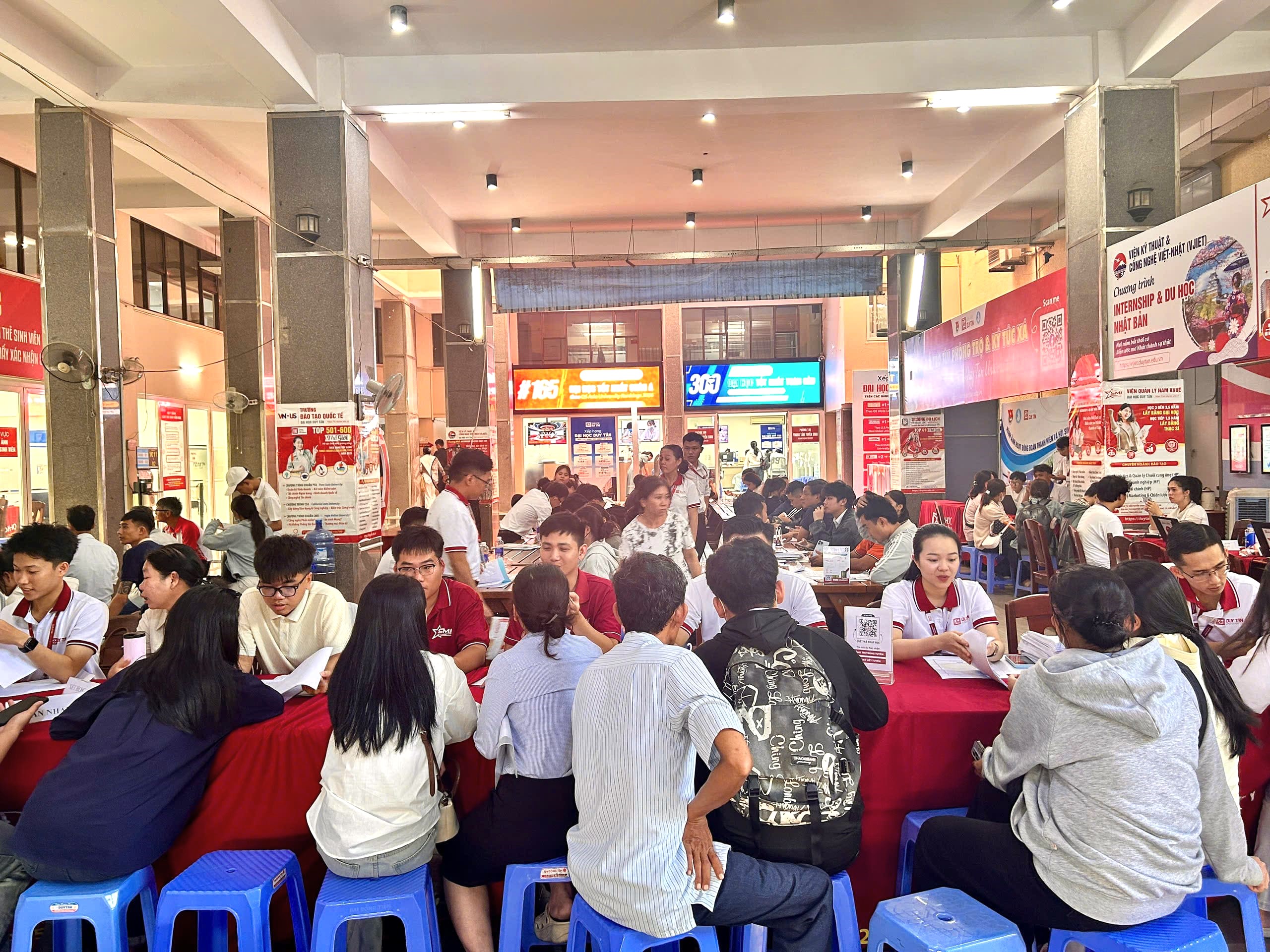 Đông đảo thí sinh đến làm thủ tục nhập học tại Đại học Duy Tân