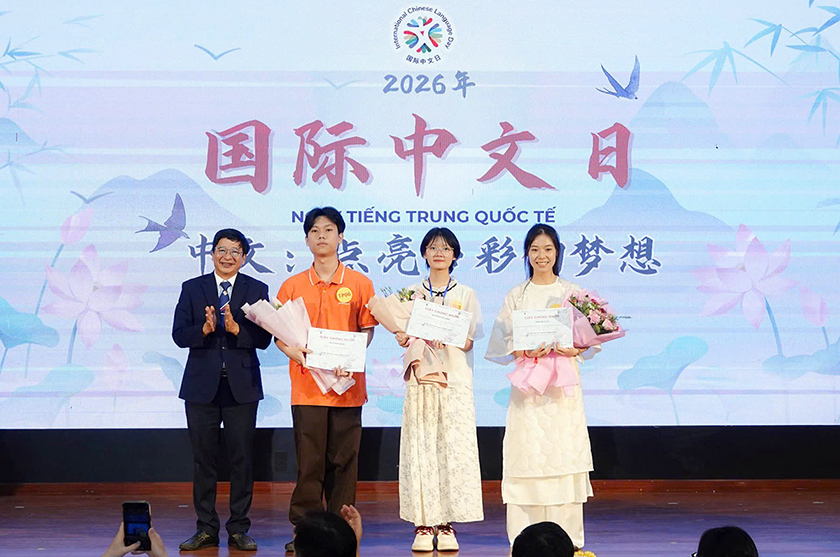 Sinh viên Trần Bích Hà (ngoài cùng bên phải) nhận giải Ba Viết Thư pháp