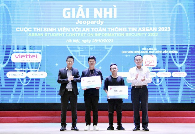 Phạm Hồ Anh Dũng đại diện đội thi An toàn thông tin của ĐH Duy Tân nhận giải nhì ở vòng bán kết