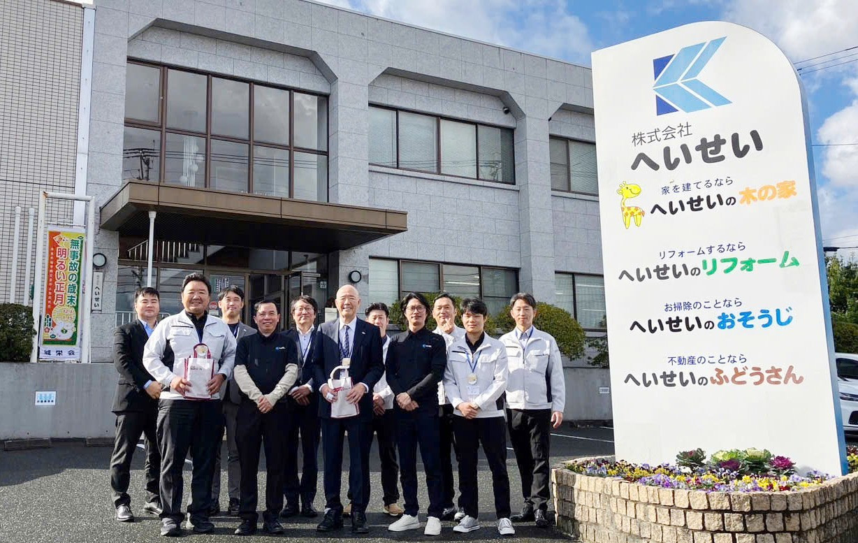 Kosaku Nishihara - Chủ tịch Hội đồng Quản trị Công ty Cổ phần Heisei chụp hình lưu niệm cùng cán bộ, sinh viên Duy Tân