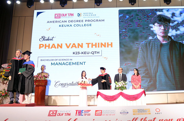 Phan Văn Thịnh giành nhiều giải thưởng trong suốt quá trình học nhận bằng tốt nghiệp từ PGS Gary Giss
