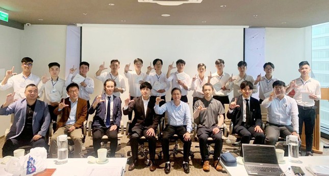 12 sinh viên Duy Tân trúng tuyển Internship tại Công ty Cổ phần Lixil, Nhật Bản chụp ảnh lưu niệm cùng lãnh đạo Công ty