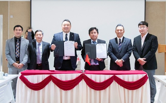 Đại diện Ban Giám hiệu ĐH Duy Tân và Công ty Heisei ký kết hợp tác thực hiện dự án Heisei-VJIETSkillsLab ngành Kiến trúc
