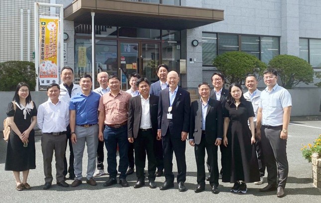 Cán bộ, giảng viên của ĐH Duy Tân và lãnh đạo Công ty Heisei chụp ảnh kỷ niệm trước trụ sở chính của Công ty