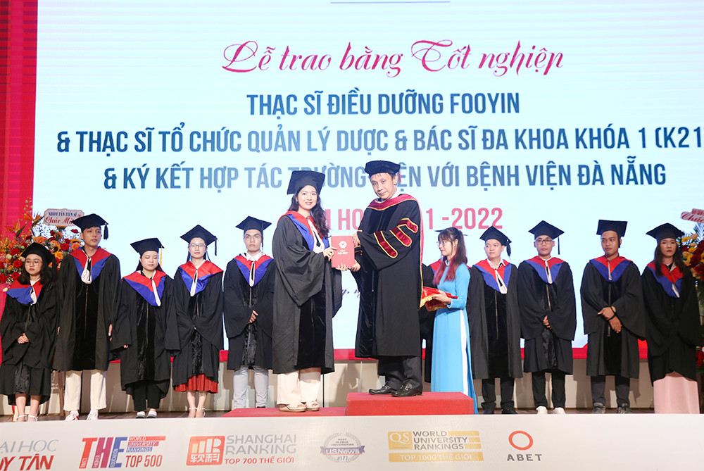 GS.TS.BS Phạm Như Hiệp, Giám Đốc BV TW Huế trao bằng tốt nghiệp cho khóa sinh viên Y Khoa đầu tiên của ĐH Duy Tân