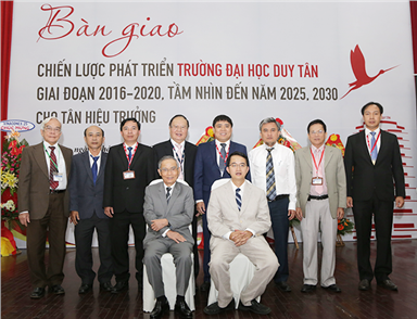 Lễ bàn giao Chiến lược Phát triển trường Đại học Duy Tân cho Tân Hiệu Trưởng