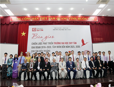 Lễ bàn giao Chiến lược Phát triển trường Đại học Duy Tân cho Tân Hiệu Trưởng