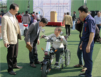 Đại học Duy Tân Trao tặng Xe lăn Điện cho người Khuyết tật Đà Nẵng