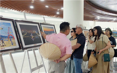 Foreign Visitors Delighted by Danang's Beauty Through Photo Exhibition