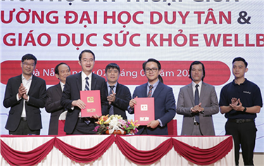 Đại học Duy Tân bàn giao 10 máy eCPR cho Tổ chức Wellbeing và tặng máy cho trường THPT Trần Phú