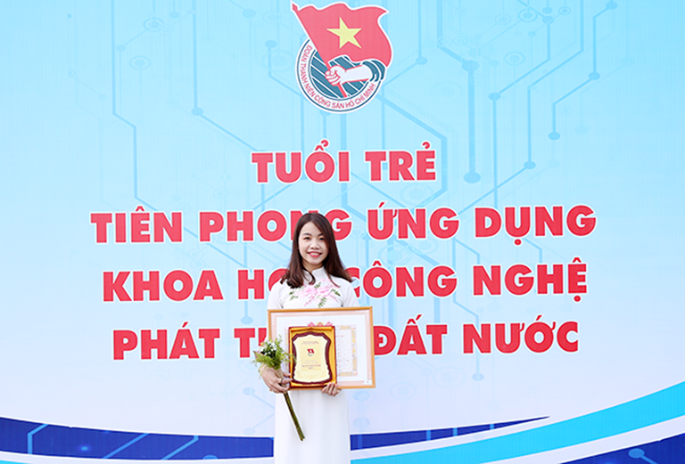 Sinh viên Duy Tân nhận Học bổng Nữ sinh viên Kỹ thuật AmCham 2019