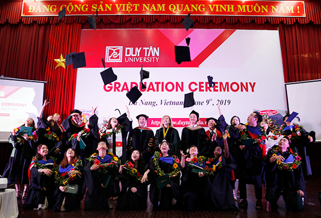 Sinh viên Duy Tân nhận bằng tốt nghiệp của ĐH Keuka, Mỹ