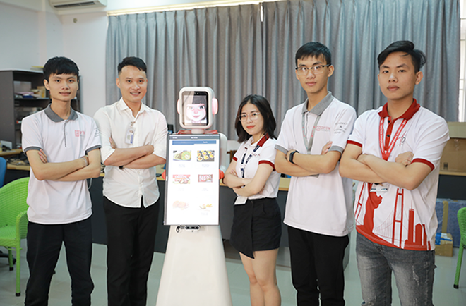 Nhóm Nghiên cứu AI của ĐH Duy Tân chế tạo Robot phục vụ