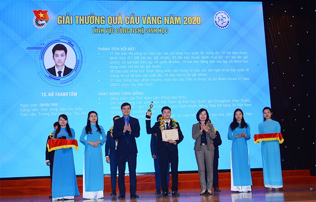 TS Hồ Thanh Tâm nhận giải “Quả cầu vàng 2020”