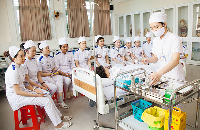 Sinh viên Khoa Điều dưỡng Đại học Duy Tân  thực hành tại phòng thí nghí nghiệm chuyên môn