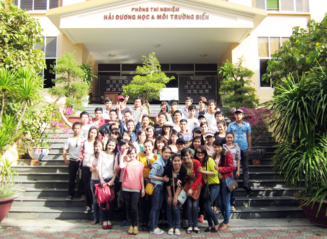 Sinh viên Khoa Môi trường Đại học Duy Tân tham quan Phòng Thí nghiệm Hải Dương học và Môi trường biển