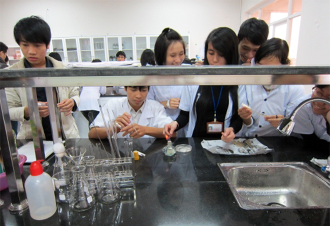 Sinh viên Khoa Môi trường Đại học Duy Tân thực hành tại phòng thí nghiệm